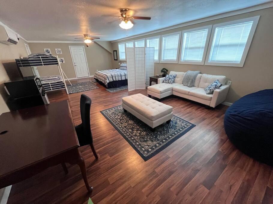 Skinny Big House In Jefferson City Bagian luar foto